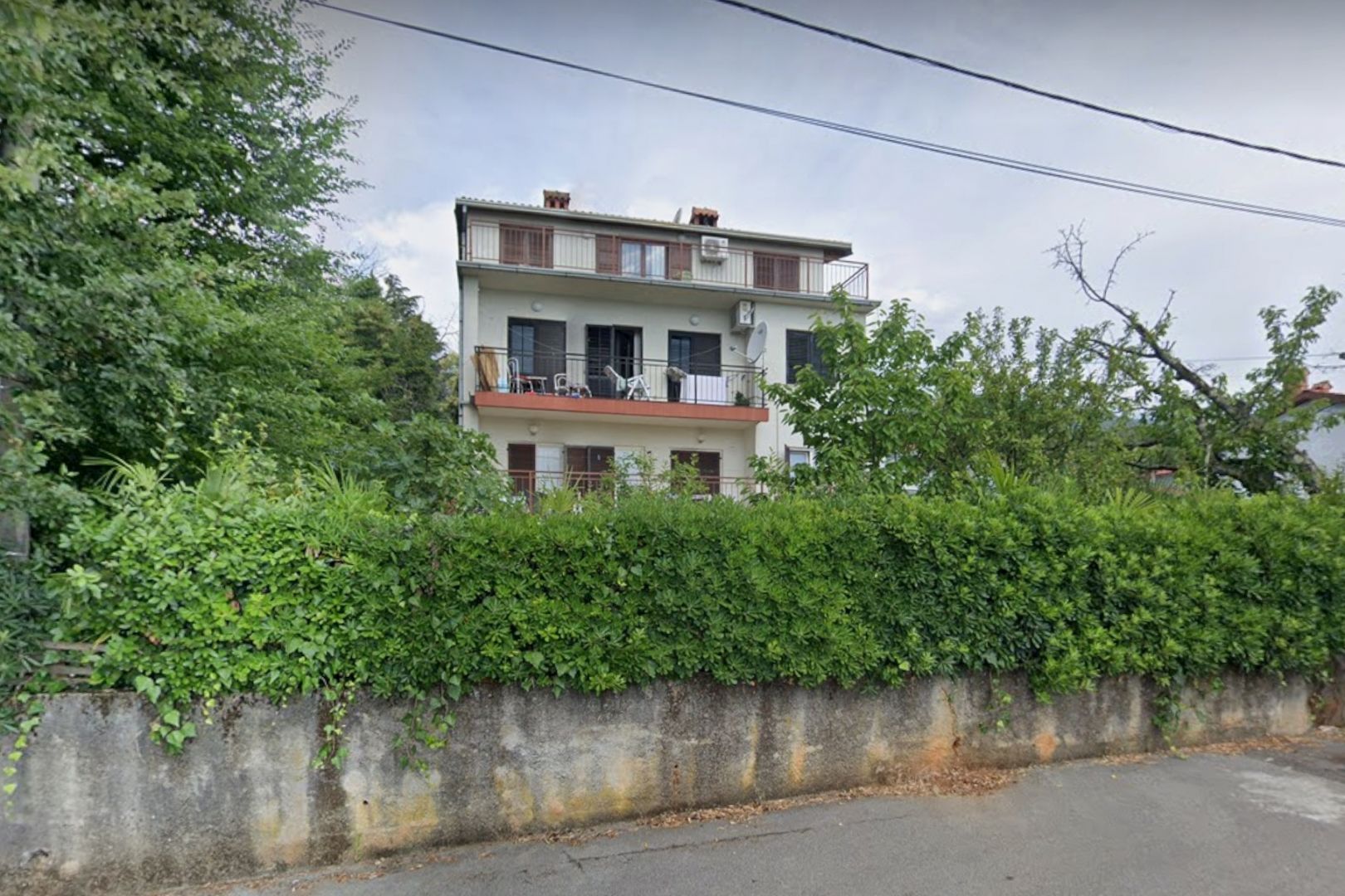 OPATIJA, IKA - 2 apartman 143m2 (80m2 + 63m2) földszint és 2. emelet tengerre néző kilátással + alapterület 250m2
