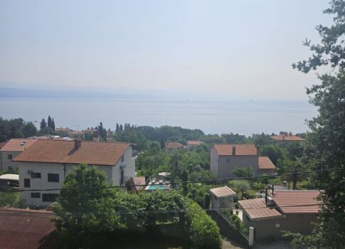 OPATIJA, IKA - 63 m2-es apartman, nappali + 1 hálószoba, 2. emelet, tengerre néző kilátással és nagy terasszal + kerttel, kb. 125 m2