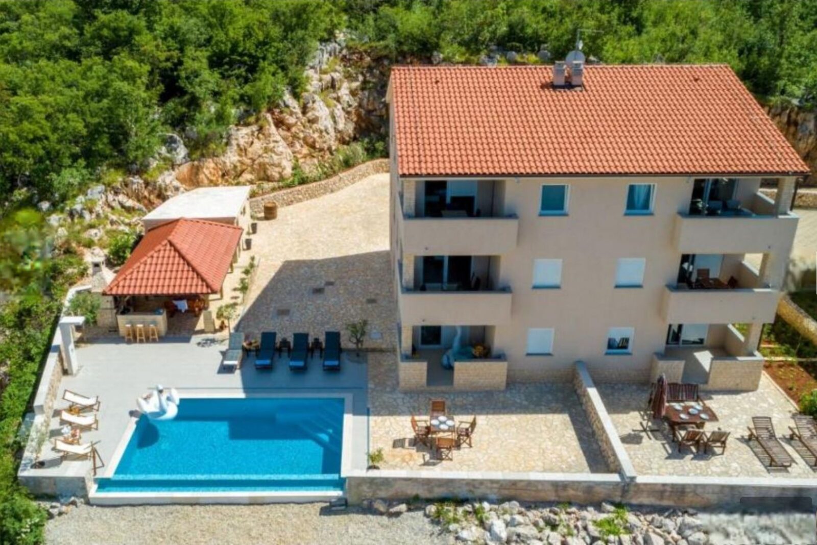 KRK SZIGET, KLIMNO - 365 m2-es villa 6 apartmannal, gyönyörű kilátással a tengerre és úszómedencével + 700 m2-es területtel