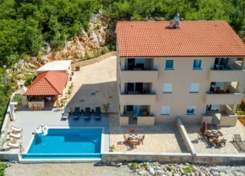 KRK SZIGET, KLIMNO - 365 m2-es villa 6 apartmannal, gyönyörű kilátással a tengerre és úszómedencével + 700 m2-es területtel
