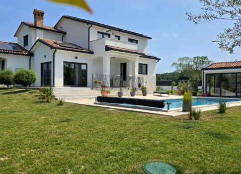 ISZTRIA, MOTOVUN - Kifogástalan villa a falu szélén