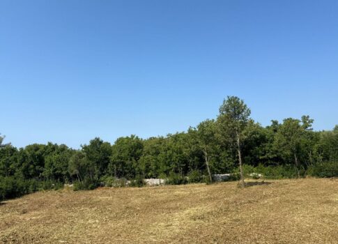 ISZTRIA, LABIN (KÖRNYÉK) - Építési telek a tenger közelében, kilátással