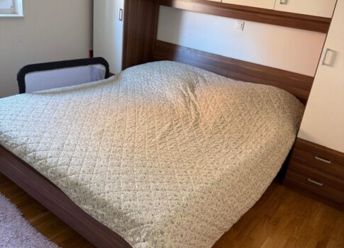 PAG SZIGETE, MANDRE - Gyönyörűen bútorozott apartman a tengertől második sorban, 50 méterre a strandtól!