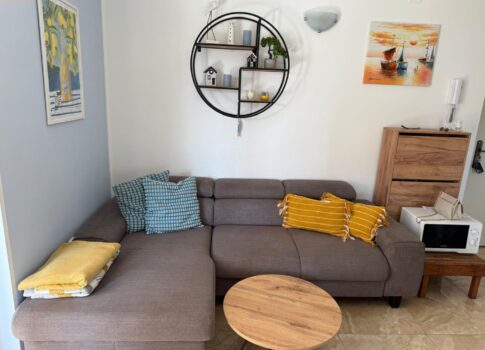 PAG SZIGETE, MANDRE - Gyönyörűen bútorozott apartman a tengertől második sorban, 50 méterre a strandtól!