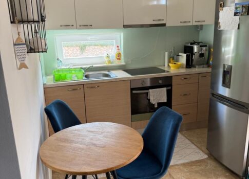 PAG SZIGETE, MANDRE - Gyönyörűen bútorozott apartman a tengertől második sorban, 50 méterre a strandtól!