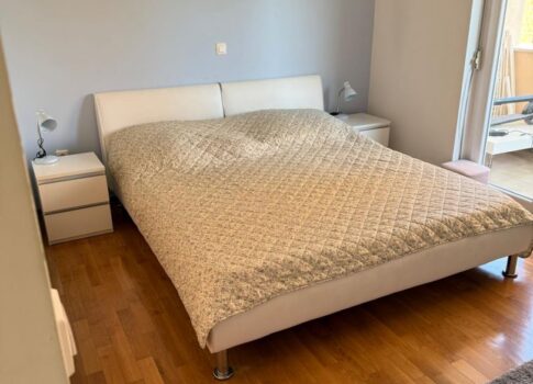 PAG SZIGETE, MANDRE - Gyönyörűen bútorozott apartman a tengertől második sorban, 50 méterre a strandtól!