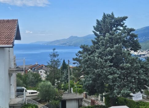 KASTAV, RUBEŠI - kétszintes apartman 150m2, nappali + 3 hálószoba tengerre néző kilátással és garázzsal + 200m2 alapterület - DNy