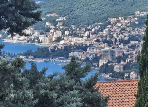 KASTAV, RUBEŠI - kétszintes apartman 150m2, nappali + 3 hálószoba tengerre néző kilátással és garázzsal + 200m2 alapterület - DNy