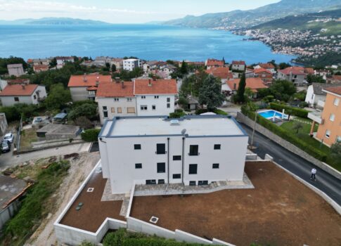KASTAV, RUBEŠI - kétszintes apartman 150m2, nappali + 3 hálószoba tengerre néző kilátással és garázzsal + 200m2 alapterület - DNy
