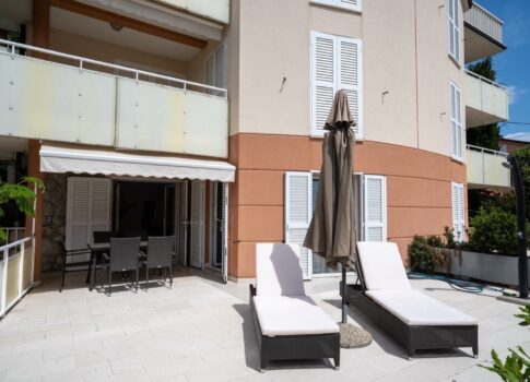 NOVI VINODOLSKI - apartman gyönyörű terasszal 100 méterre a tengertől