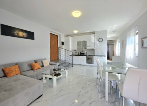 ISZTRIA, POREČ - 2 hálószobás+db felújított apartman vonzó helyen, mindössze 600 méterre a jól karbantartott strandoktól és sétányoktól