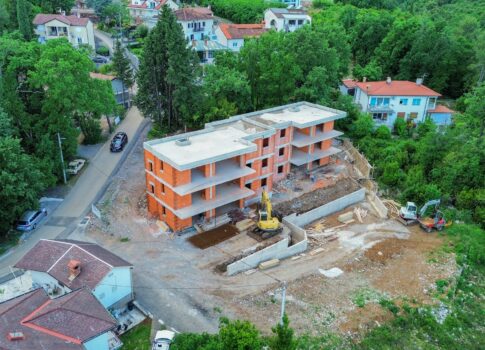 OPATIJA, IKA - apartman új épületben terasszal és panorámás tengerre néző kilátással, 260 méterre a strandtól