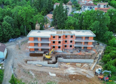 OPATIJA, IKA - apartman új épületben terasszal és panorámás tengerre néző kilátással, 260 méterre a strandtól