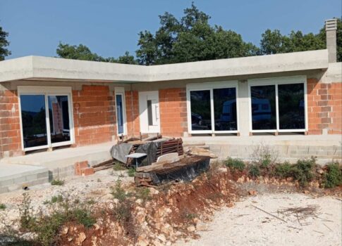 ISZTRIA, MARČANA - Modern családi ház medencével a befejezetlen állapotban