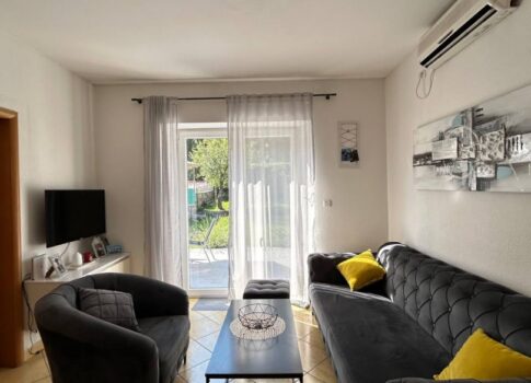 ISZTRIA, RAŠA - Újonnan felújított földszinti apartman kerttel