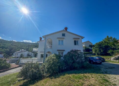 OPATIJA, POBRI - tágas, különálló ház tengerre néző kilátással, kerttel és több lakóegységgel