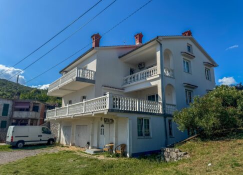 OPATIJA, POBRI - tágas, különálló ház tengerre néző kilátással, kerttel és több lakóegységgel