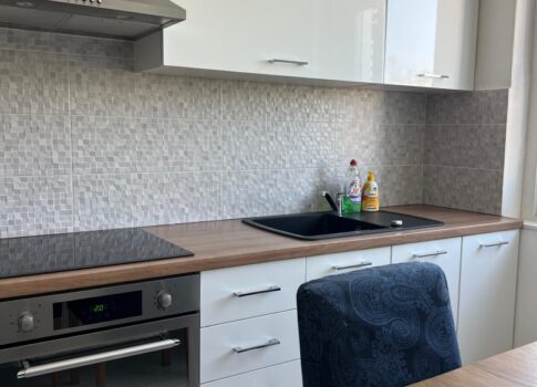 ISZTRIA, PÚLA - Osztrák-magyar stílusú, világos apartman remek helyen!