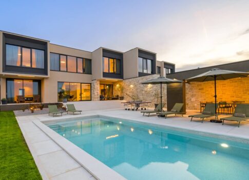 ISZTRIA, ROVINJ - Modern új villa medencével és privát szférával