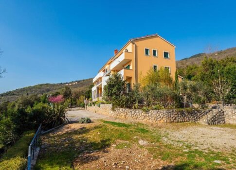 OPATIJA, MOŠĆENIČKA DRAGA - Befektetési gyöngyszem: félreeső villa, első sor a tengerhez
