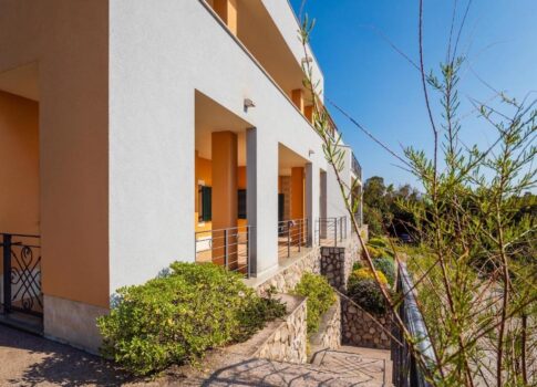 OPATIJA, MOŠĆENIČKA DRAGA - Befektetési gyöngyszem: félreeső villa, első sor a tengerhez
