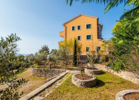 OPATIJA, MOŠĆENIČKA DRAGA - Befektetési gyöngyszem: félreeső villa, első sor a tengerhez