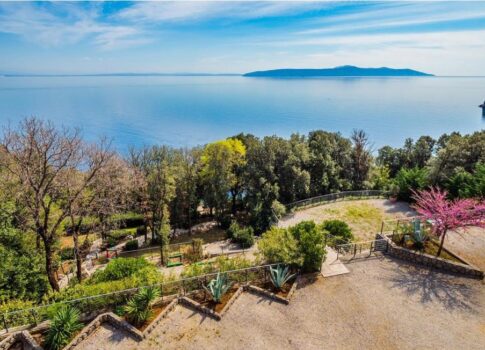 OPATIJA, MOŠĆENIČKA DRAGA - Befektetési gyöngyszem: félreeső villa, első sor a tengerhez