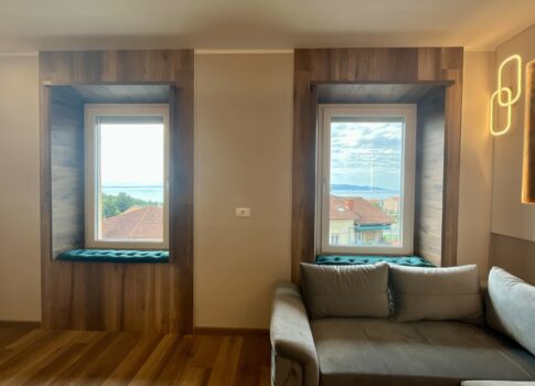 MATULJI, KÖZPONT - Luxus 100 m²-es apartman három lakóegységgel és tengerre néző kilátással