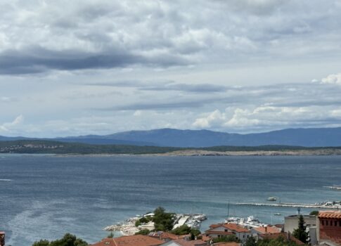 CRIKVENICA - Felújított apartman 200 méterre a tengertől, loggia, parkoló, tengerre néző kilátás