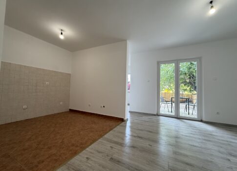 CRIKVENICA - Újonnan felújított 2 hálószobás + nappalis apartman saját kerttel és tengerre néző kilátással