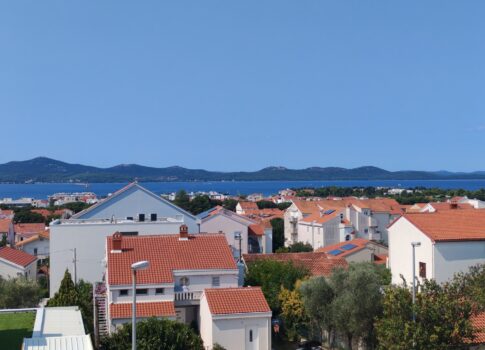 ZADAR, BORIK - Teljesen berendezett kétszintes apartman gyönyörű kilátással a tengerre!