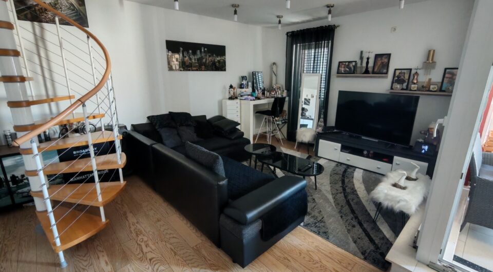 ZADAR, BORIK - Teljesen berendezett kétszintes apartman gyönyörű kilátással a tengerre!