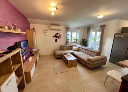 ISZTRIA, NOVIGRAD - Természetre néző apartman nagyszerű helyen, ideális a nyugalom és a magánélet szerelmeseinek!