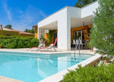 ISZTRIA, SVETVINČENAT - Modern villa nagyszerű helyen