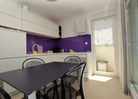 SZIGET KRK, NJIVICE - 2 hálószobás apartman kilátással a medencére és a tengerre