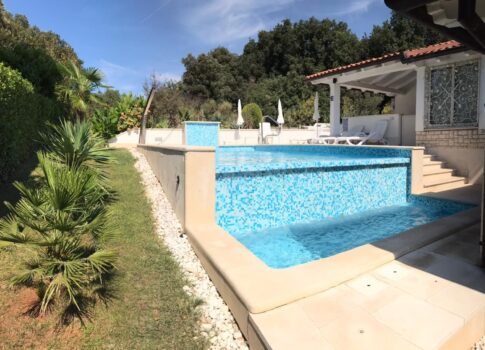 ISZTRIA, PJEŠČANA UVALA - Gyönyörű apartman villa néhány lépésre a strandtól!