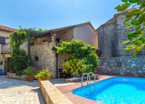 ISZTRIA, GRAČIŠĆE - 3 kőház medencével az óvárosban