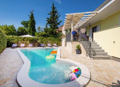 OPATIJA, POBRI - családi ház 170m2 tengerre néző medencével + 700m2 terület