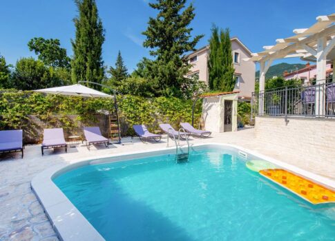 OPATIJA, POBRI - családi ház 170m2 tengerre néző medencével + 700m2 terület