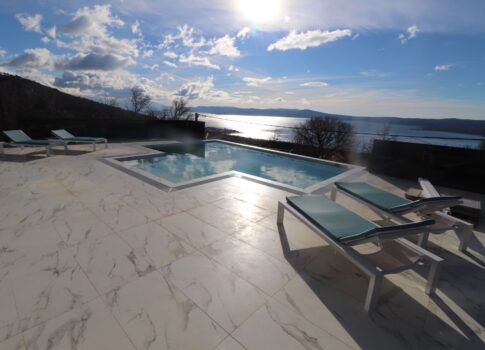 CRIKVENICA - Lenyűgöző modern villa medencével!