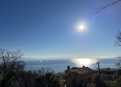 OPATIJA, KÖZPONT - KÉT IKERHÁZ TENGERRE NÉZŐ VILÁGZÁSSAL ÉS 1119 m2-ES KERTTEL!!! LEHETŐSÉG!!!