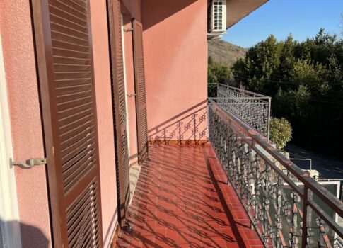 OPATIJA, KÖZPONT - KÉT IKERHÁZ TENGERRE NÉZŐ VILÁGZÁSSAL ÉS 1119 m2-ES KERTTEL!!! LEHETŐSÉG!!!