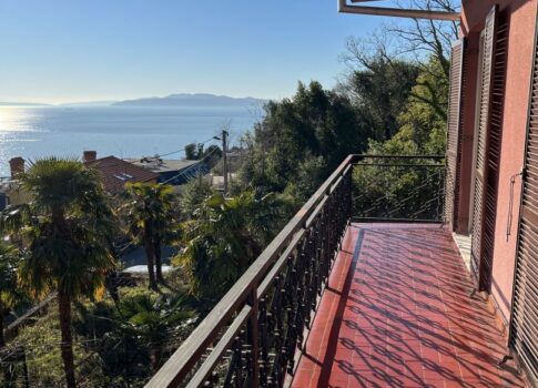 OPATIJA, KÖZPONT - KÉT IKERHÁZ TENGERRE NÉZŐ VILÁGZÁSSAL ÉS 1119 m2-ES KERTTEL!!! LEHETŐSÉG!!!