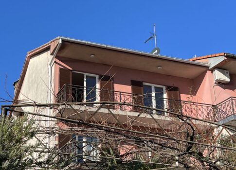 OPATIJA, KÖZPONT - KÉT IKERHÁZ TENGERRE NÉZŐ VILÁGZÁSSAL ÉS 1119 m2-ES KERTTEL!!! LEHETŐSÉG!!!