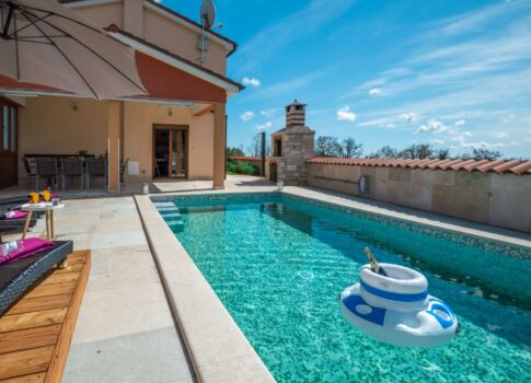 ISZTRIA, MARČANA - Szép nyaraló villa medencével!