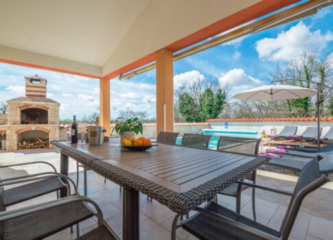 ISZTRIA, MARČANA - Szép nyaraló villa medencével!