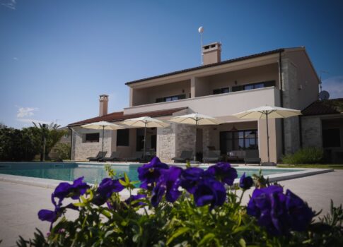 ISZTRIA, SVETVINČENAT - Gyönyörű villa egy tágas kertben