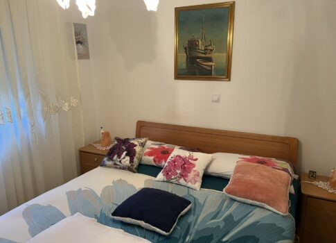 ISZTRIA, VALBANDON - 48 m2-es apartman a földszinten garázzsal és kerttel