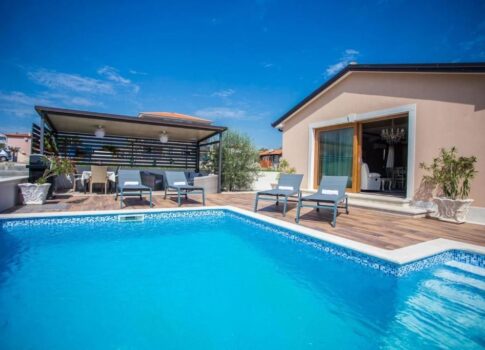 ISZTRIA, POREČ - Minőségi és meleg családi ház Poreč közelében