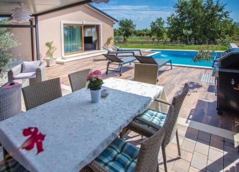 ISZTRIA, POREČ - Minőségi és meleg családi ház Poreč közelében